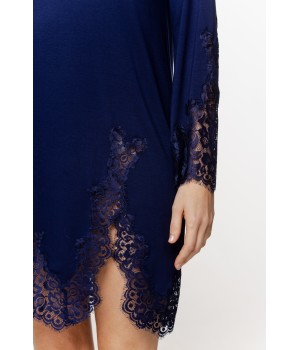 Chemise de nuit, micromodal et dentelle, manches longues, découpe sur la cuisse et le dos.