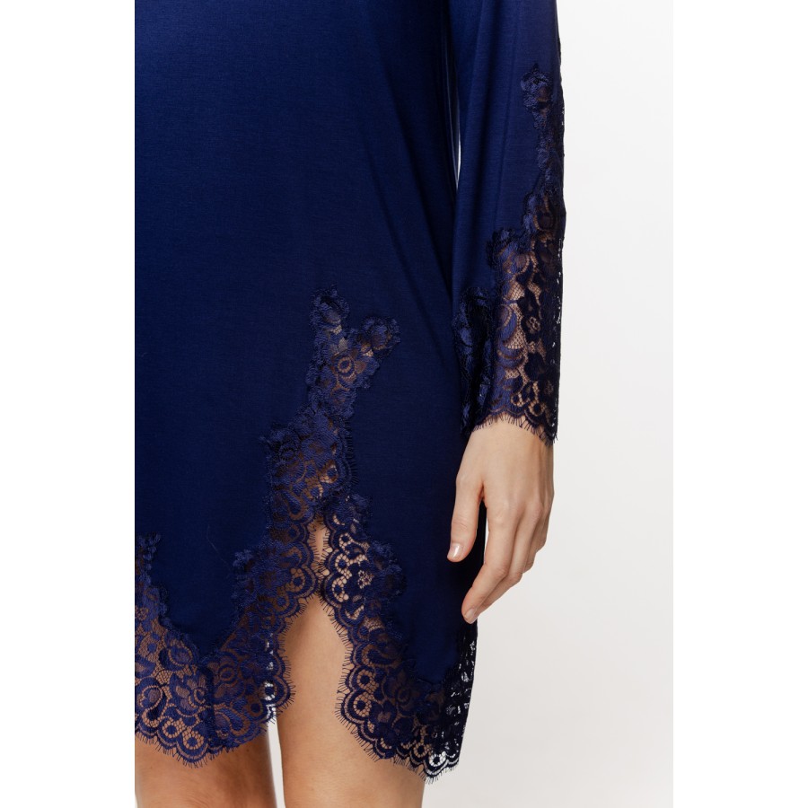 Micromodal and lace nightdress with long sleeves and cutouts at the thigh and back.