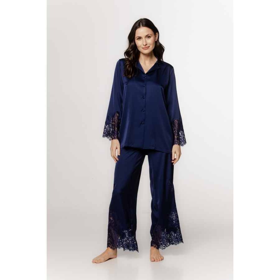 Élégant ensemble pyjama, haut chemise, dentelle sur les manches et sur le bas du pantalon