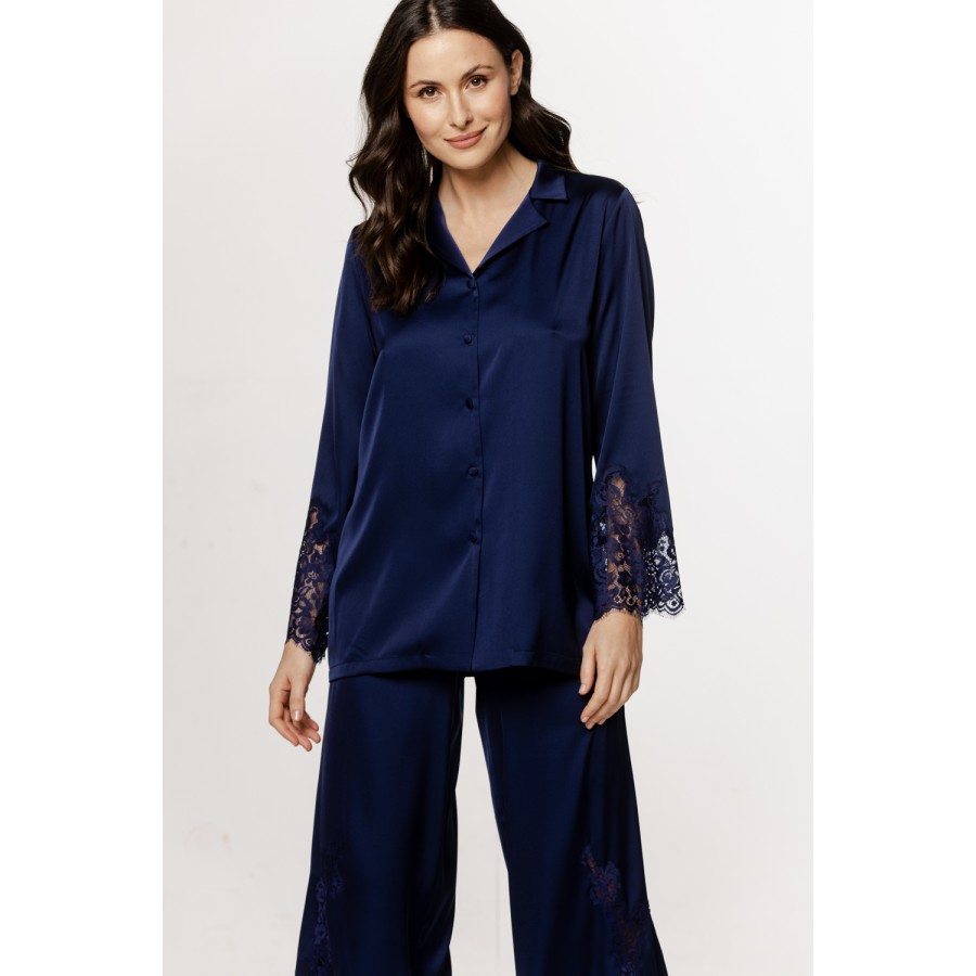Élégant ensemble pyjama, haut chemise, dentelle sur les manches et sur le bas du pantalon