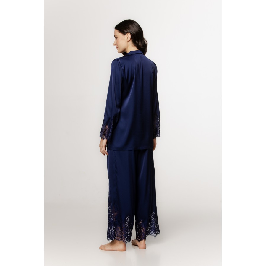 Élégant ensemble pyjama, haut chemise, dentelle sur les manches et sur le bas du pantalon