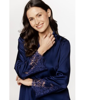 Pijama azul de corte amplio visto de espaldas