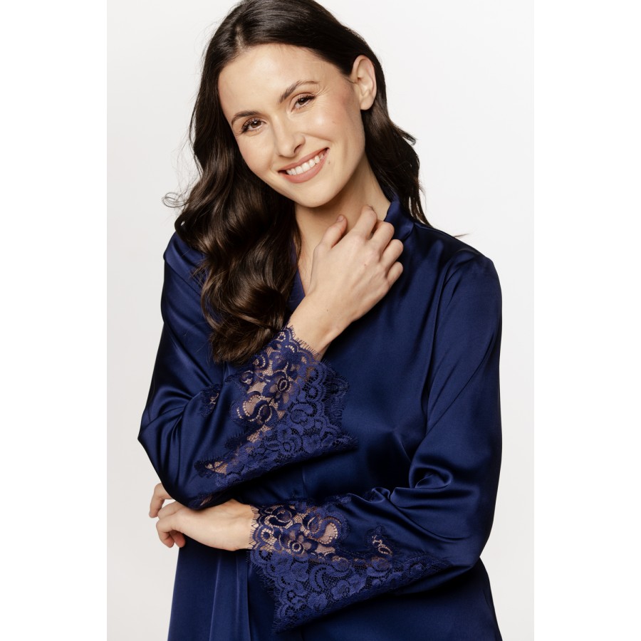 Élégant ensemble pyjama, haut chemise, dentelle sur les manches et sur le bas du pantalon