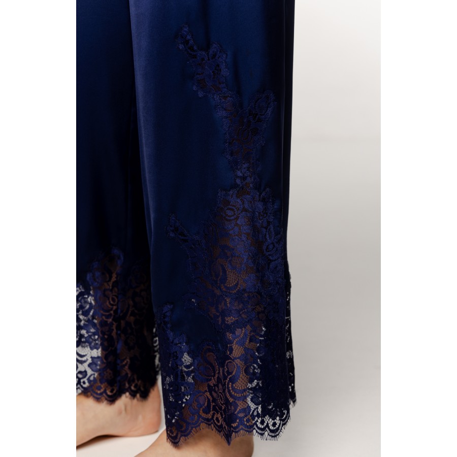 Élégant ensemble pyjama, haut chemise, dentelle sur les manches et sur le bas du pantalon
