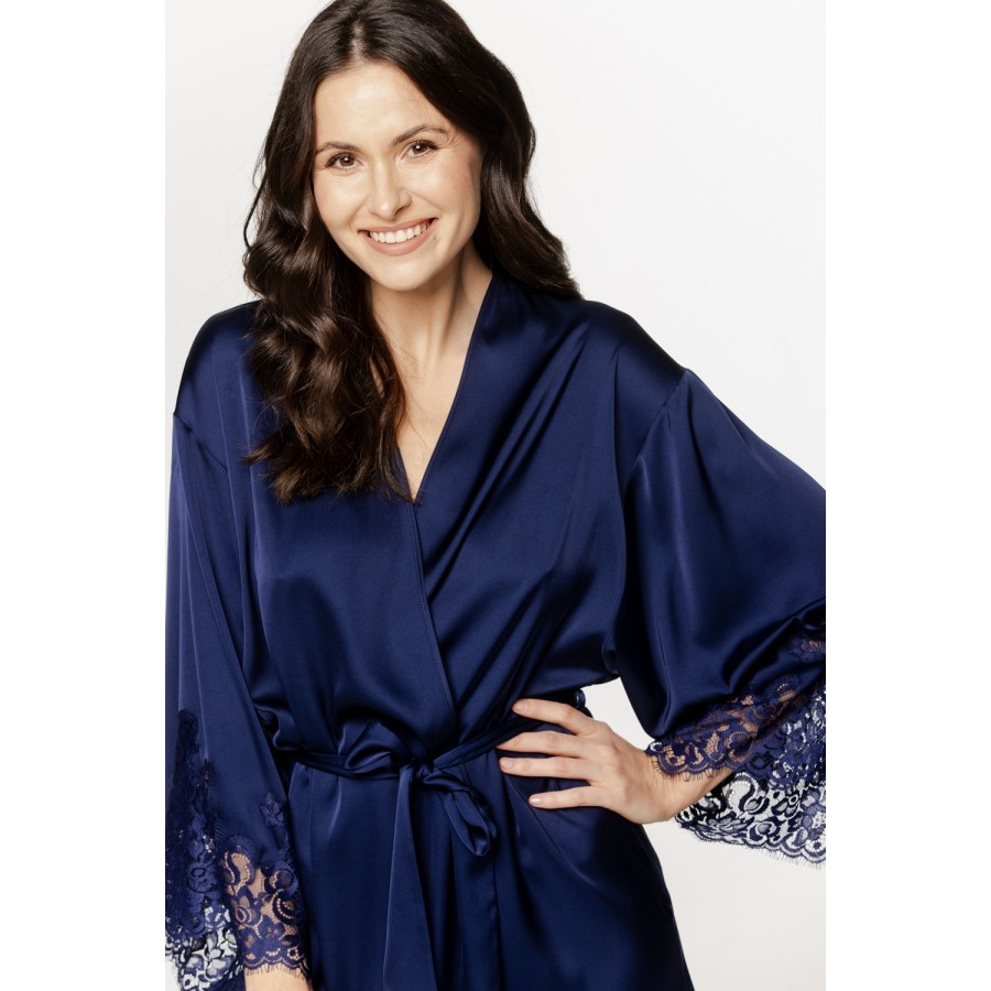 Camisón midi azul holgado sobre fondo neutro