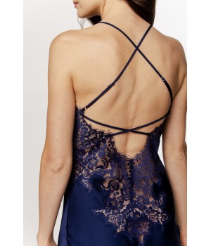 Fabuleuse petite nuisette, fines bretelles, broderie sur le bas et et le buste et lacets dans le dos