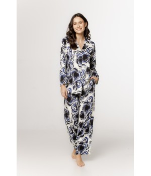 Ensemble pyjama ample en viscose satin à motif bleu et noir. Haut chemise et pantalon ample