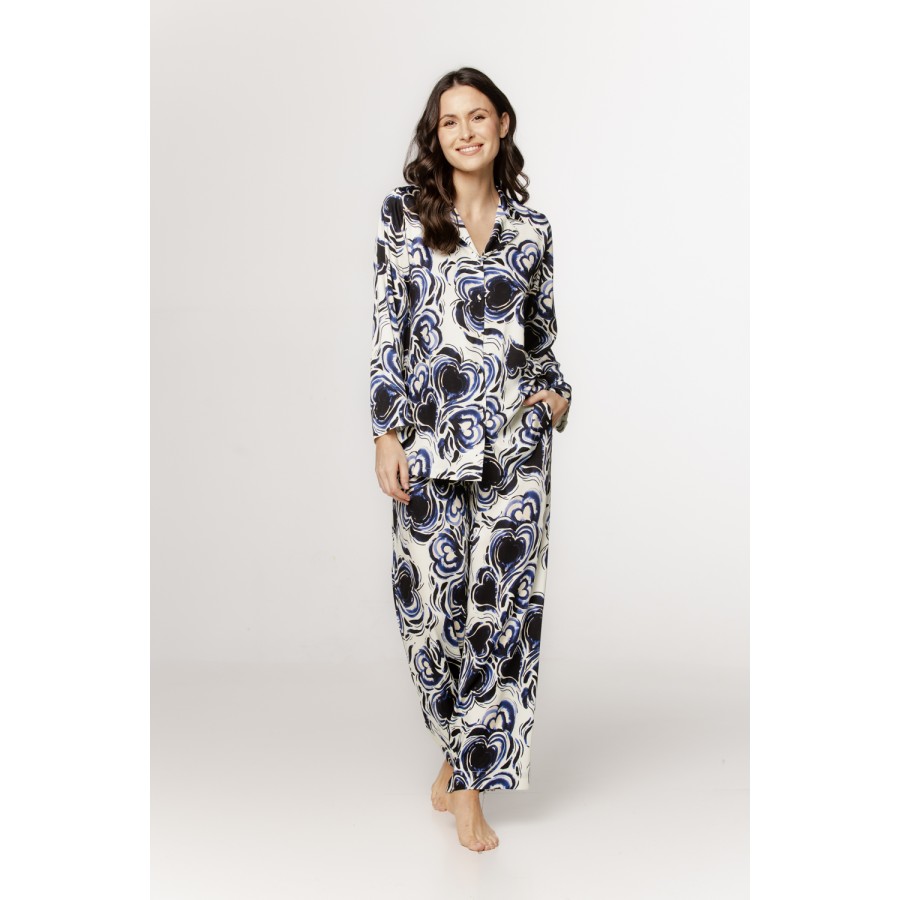 Ensemble pyjama ample en viscose satin à motif bleu et noir. Haut chemise et pantalon ample Ensemble pyjama ample en viscose satin à motif bleu et noir. Haut chemise et pantalon ample