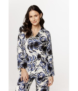 Locker geschnittenes Pyjama-Set aus Viskosesatin mit blau-schwarzem Muster. Oberteil und lockere Hose.