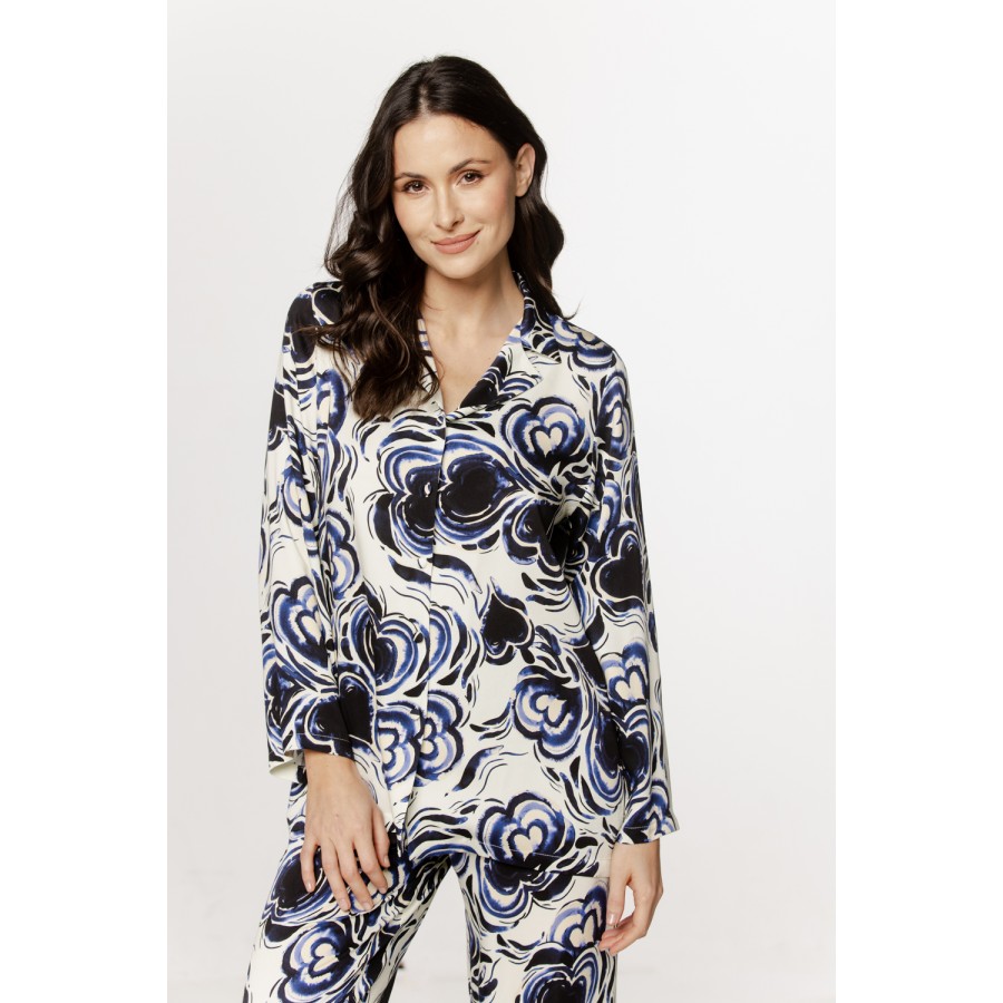 Ensemble pyjama ample en viscose satin à motif bleu et noir. Haut chemise et pantalon ample