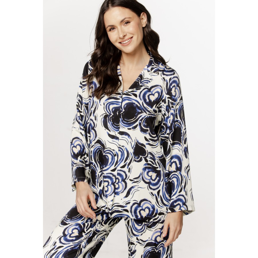 Ensemble pyjama ample en viscose satin à motif bleu et noir. Haut chemise et pantalon ample