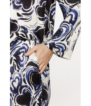 Ensemble pyjama ample en viscose satin à motif bleu et noir. Haut chemise et pantalon ample