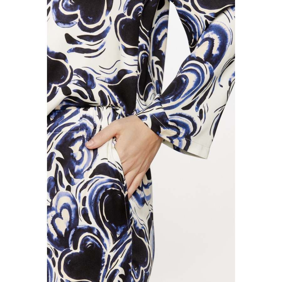 Ensemble pyjama ample en viscose satin à motif bleu et noir. Haut chemise et pantalon ample