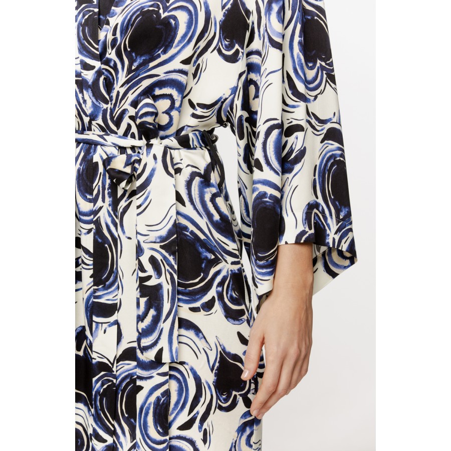 Sublime déshabillé en viscose satin à motif, manches amples et évasées, ceinture