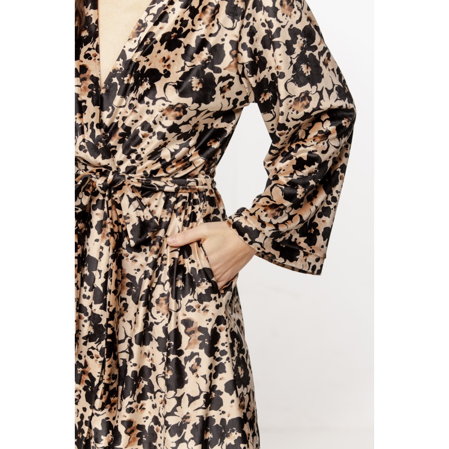 eautiful mid-length floral velvet robe with long sleeves