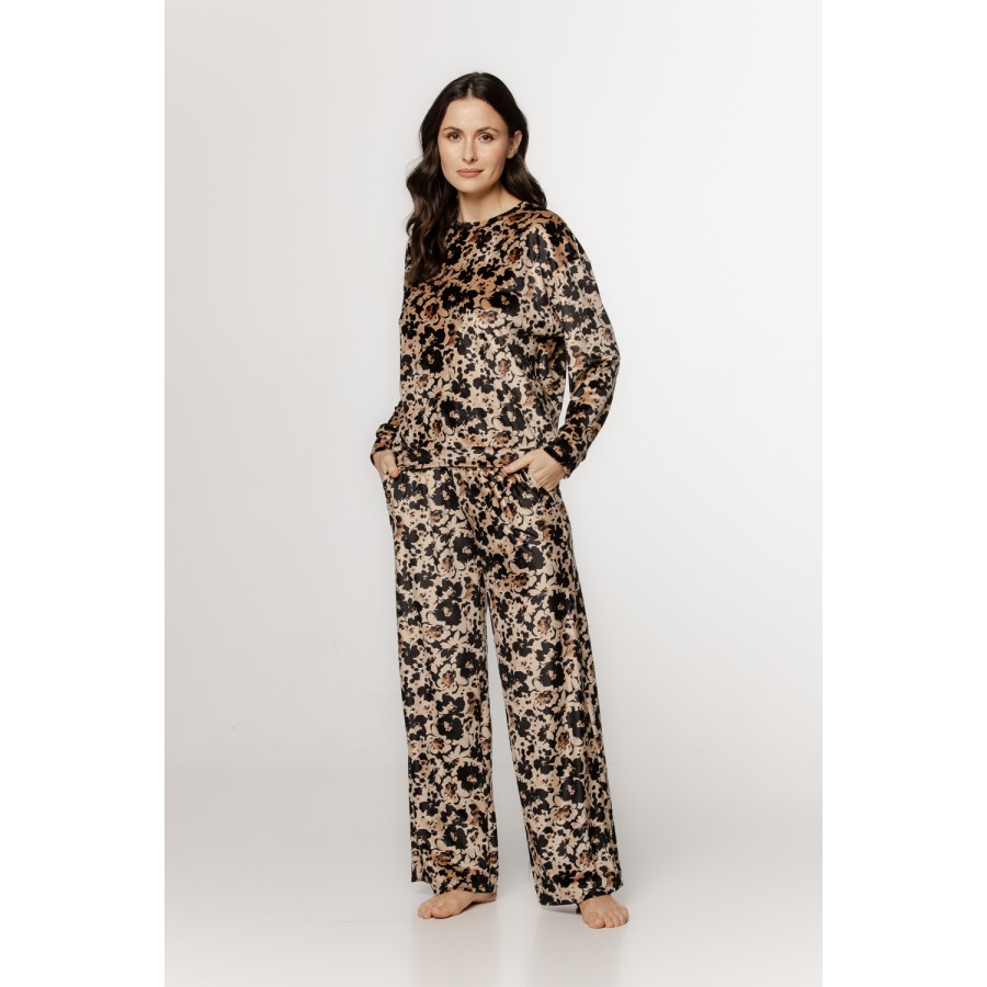 Loungewear-Pyjama aus Samt mit Blumenmuster, langen Ärmeln und Rundhalsausschnitt. Loungewear-Pyjama aus Samt mit Blumenmuster, langen Ärmeln und Rundhalsausschnitt.