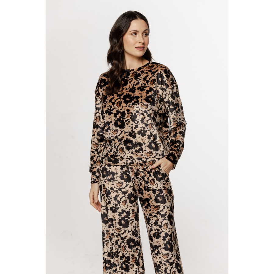 Loungewear-Pyjama aus Samt mit Blumenmuster, langen Ärmeln und Rundhalsausschnitt.