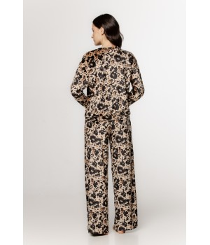 Loungewear-Pyjama aus Samt mit Blumenmuster, langen Ärmeln und Rundhalsausschnitt.