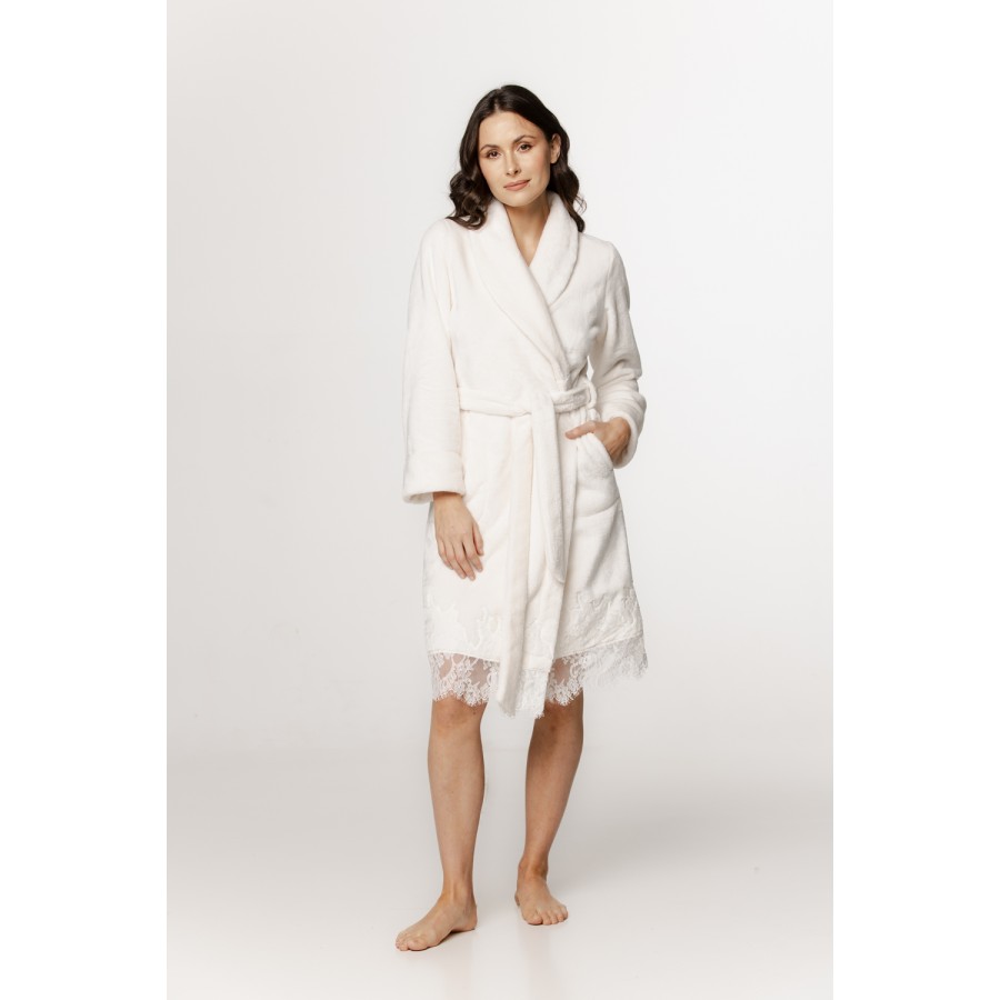 Lovely mid-length fluffy bathrobe with lace trim and shawl collar Lovely mid-length fluffy bathrobe with lace trim and shawl collar