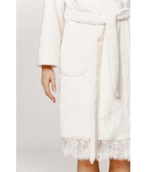 Ravissant peignoir mi-long fluffy ourlé de dentelle sur le bas, col châle