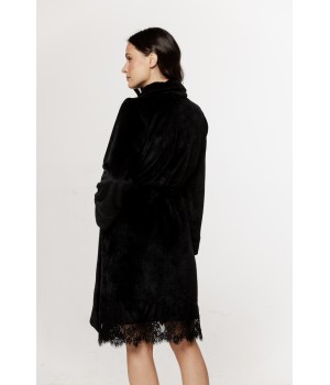Ravissant peignoir mi-long fluffy ourlé de dentelle sur le bas, col châle