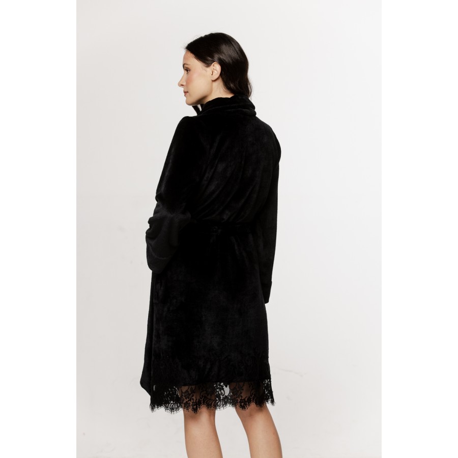 Ravissant peignoir mi-long fluffy ourlé de dentelle sur le bas, col châle