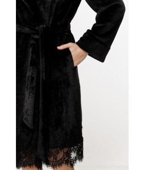 Ravissant peignoir mi-long fluffy ourlé de dentelle sur le bas, col châle