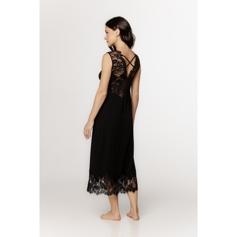 Detalle de la lazada cruzada en el bajo del camisón negro
