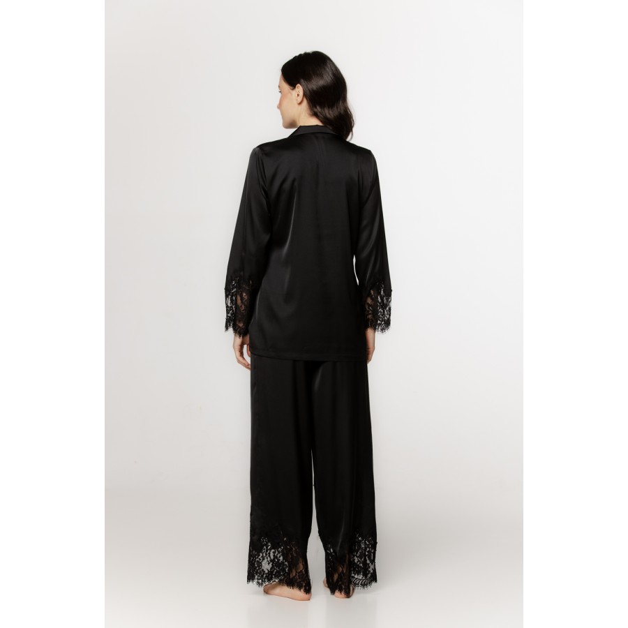 Wunderschönes Satin-Pyjama-Set mit Spitzenbesatz an Unterarmen und Hosensaum