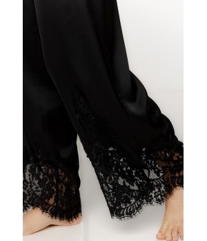 Wunderschönes Satin-Pyjama-Set mit Spitzenbesatz an Unterarmen und Hosensaum