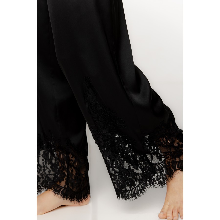 Wunderschönes Satin-Pyjama-Set mit Spitzenbesatz an Unterarmen und Hosensaum