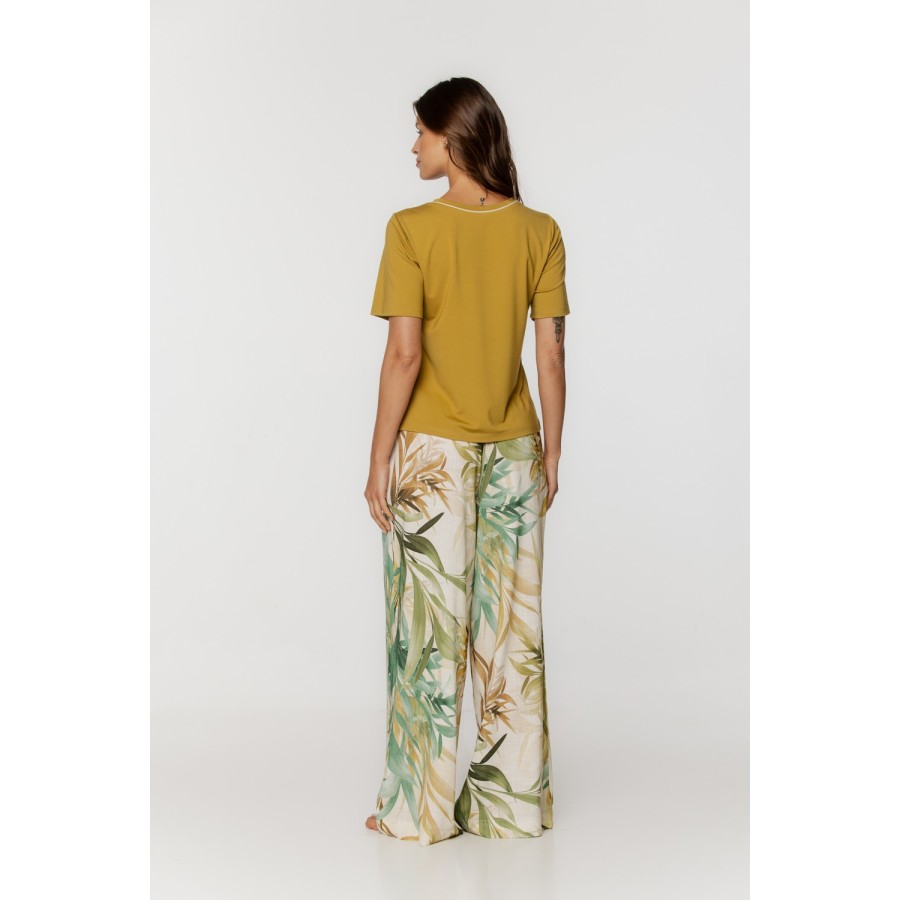 Parte delantera camiseta ocre cuello redondo manga corta