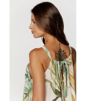 Vista trasera del vestido de estar por casa con cuello halter