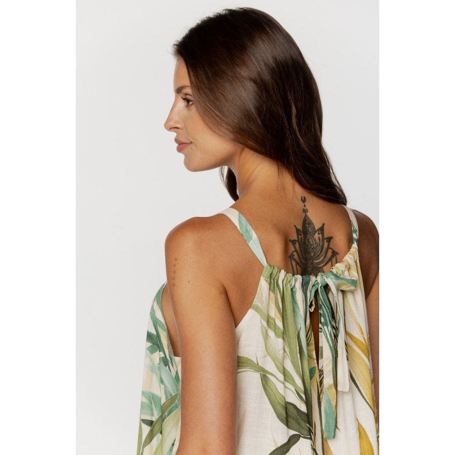 Vista trasera del vestido de estar por casa con cuello halter