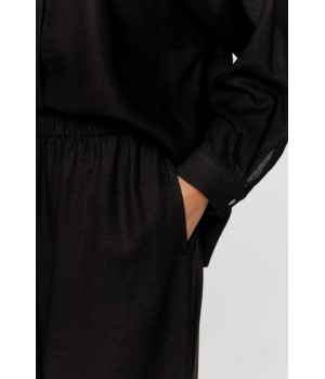 Wunderschöner, locker sitzender Leinenpyjama, bestehend aus einem langärmeligen Hemd und einer weiten Hose.