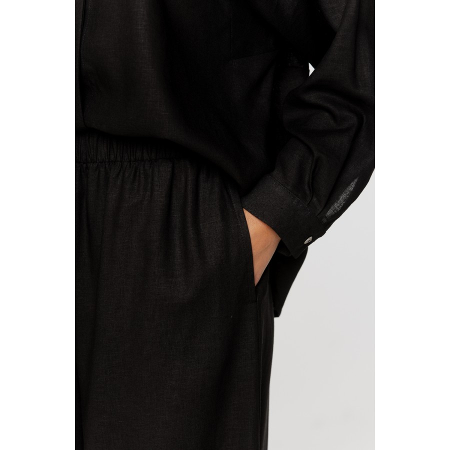 88
Beautiful loose-fitting linen pyjama set, long-sleeved shirt and wide-legged trousers