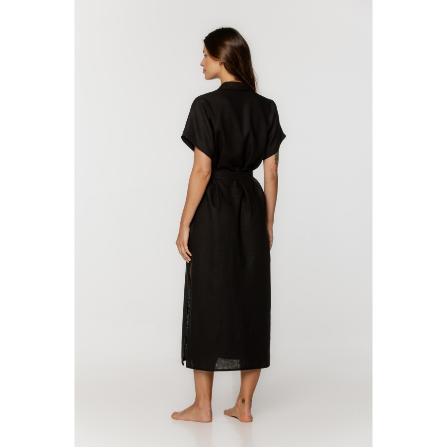 Longue robe d'intérieur style chemise, manches courtes et cintrée à la taille