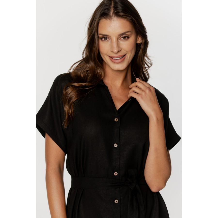 Longue robe d'intérieur style chemise, manches courtes et cintrée à la taille
