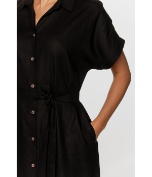 Langes, hemdartiges Hauskleid mit kurzen Ärmeln und taillierter Passform.