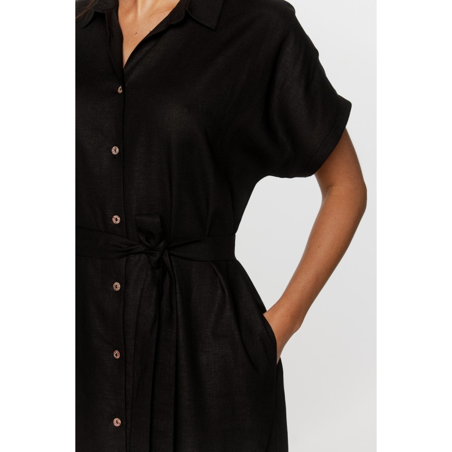 Langes, hemdartiges Hauskleid mit kurzen Ärmeln und taillierter Passform.