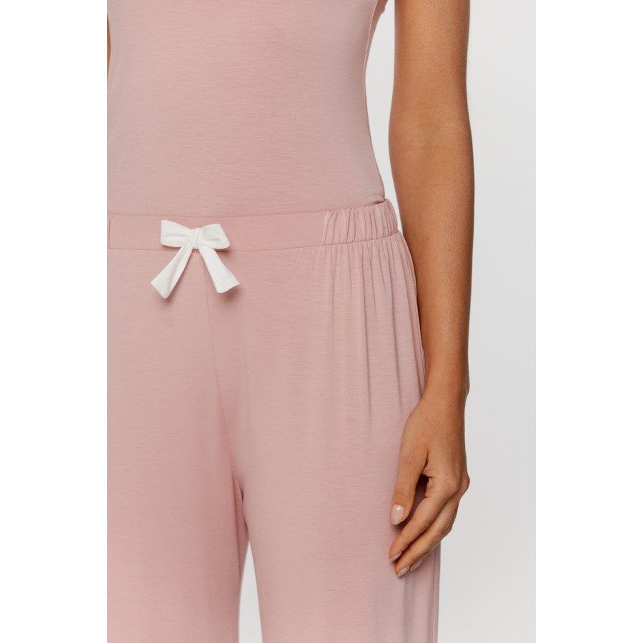 Wunderschönes Pyjama-Set aus Mikromodal, bestehend aus Tanktop und fließender, gerader Hose.