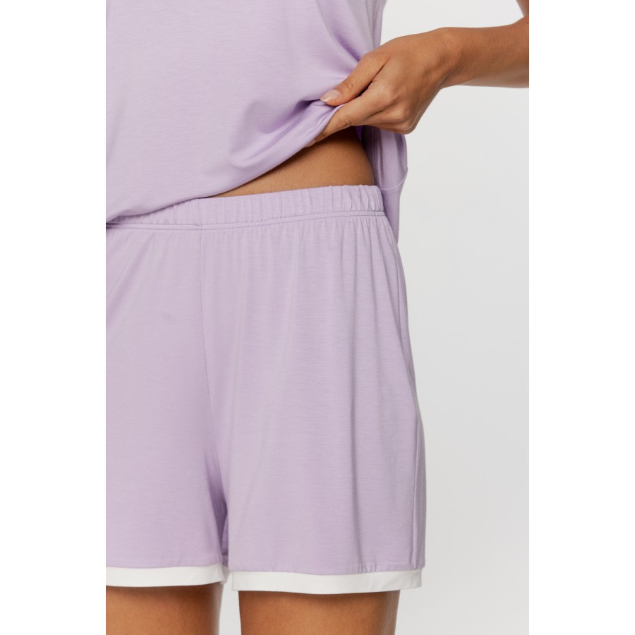 94
Hübsches Schlafanzugset aus Mikromodal, bestehend aus kurzärmeligem T-Shirt und Shorts mit Paspelierung