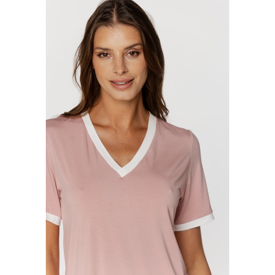 Joli ensemble de nuit en micromodal, tee-shirt manches courtes et short soulignés d'un liseret