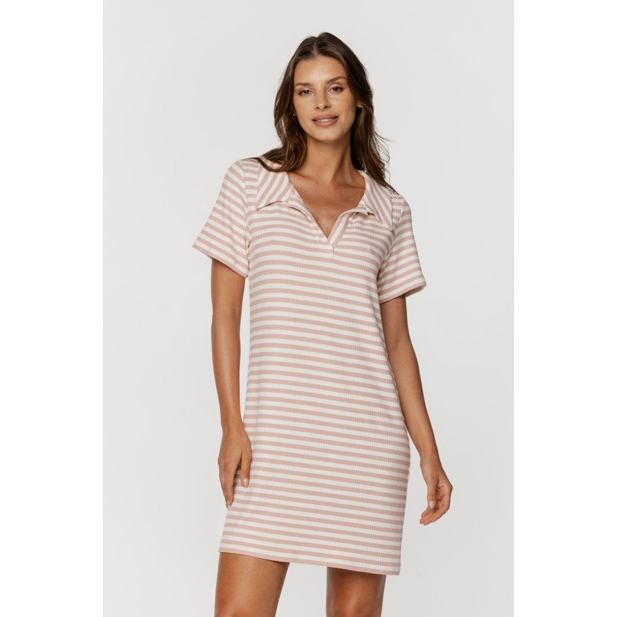 Ravissante chemise de nuit à manches courtes et col en V