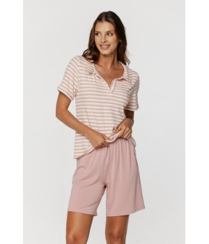 Pyjama set consisting of a V-neck top with short sleeves and long shorts