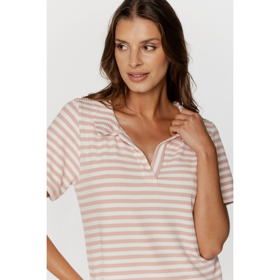 Sublime ensemble de pyjama avec haut col en V et short