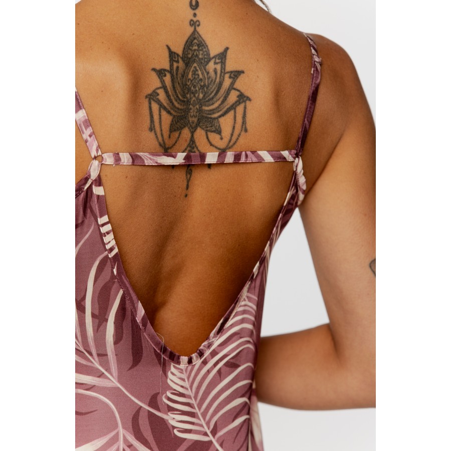 Magnifique chemise de nuit à bretelles fines et col rond