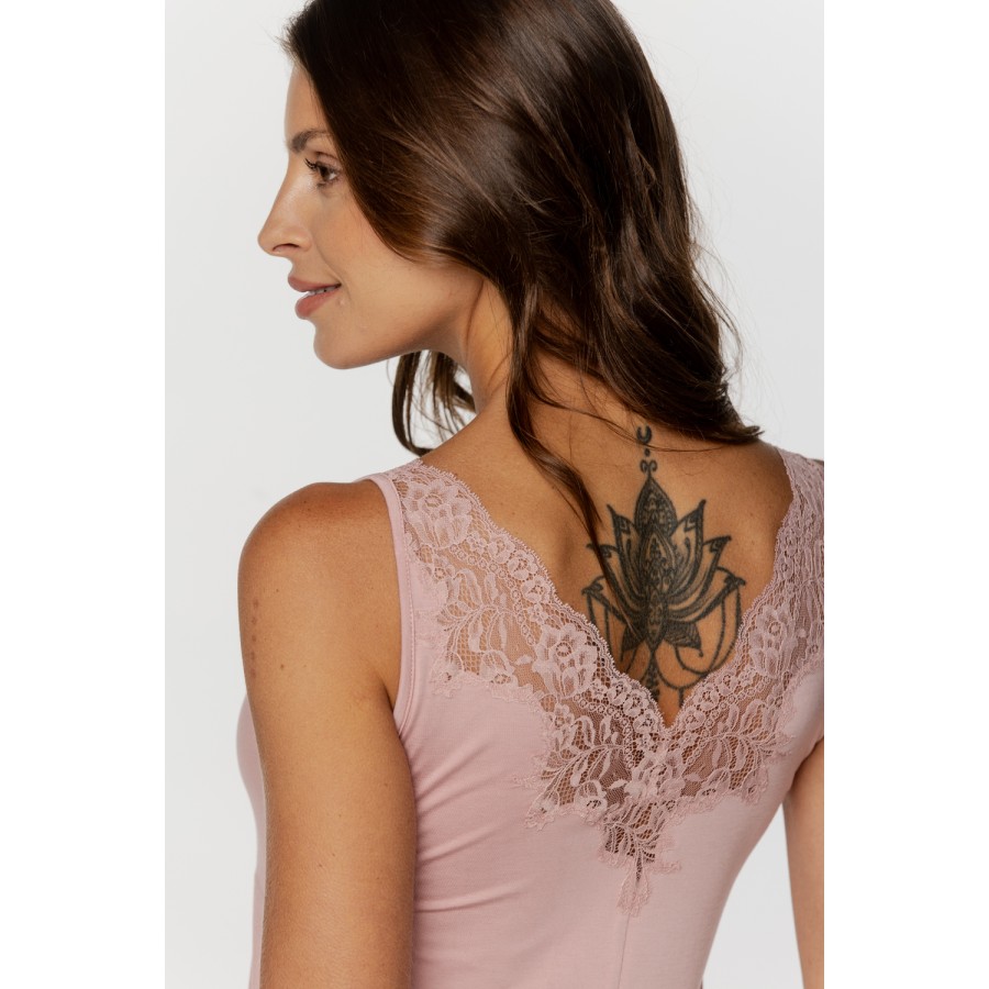 Schönes Pyjama-Set mit gemusterter Hose und Stickerei