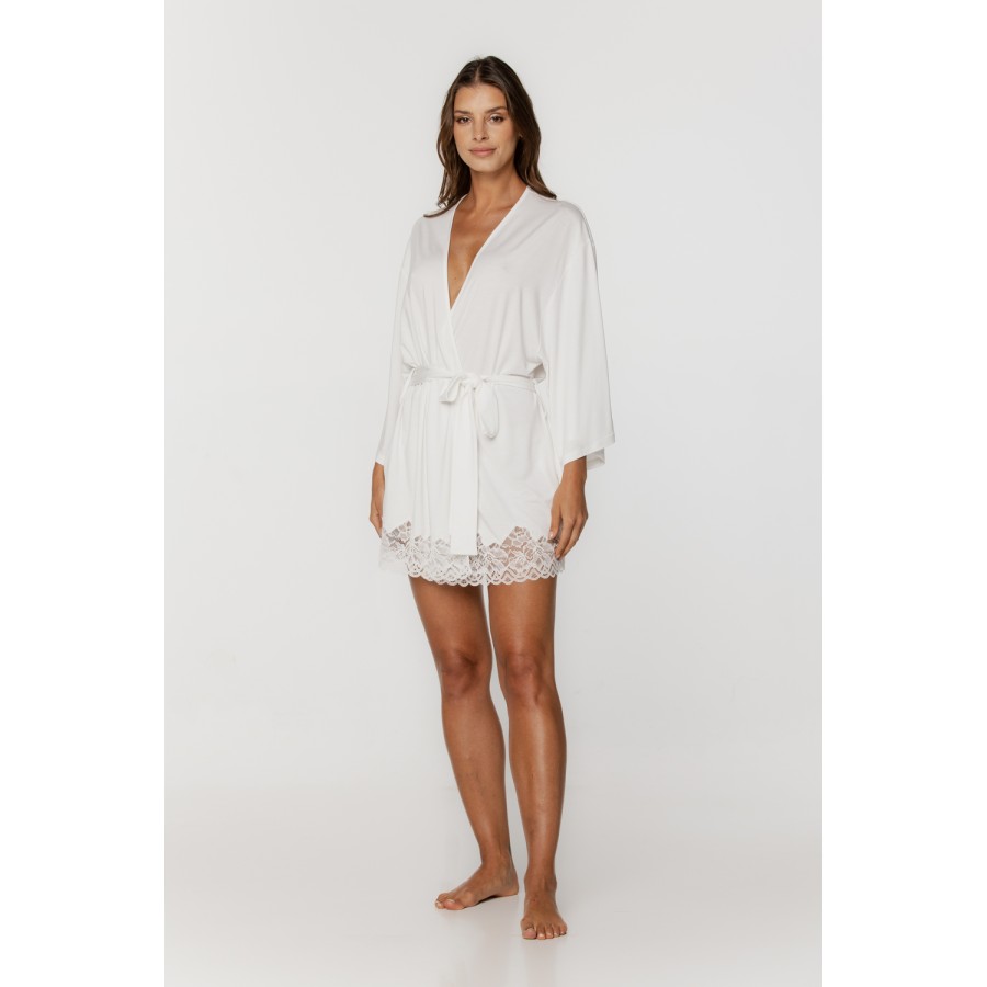 Joli déshabillé avec dentelle sur les manches longues et larges