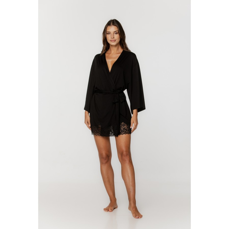 Joli déshabillé avec dentelle sur les manches longues et larges